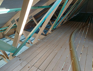 Zateplení stropu dřevostavby pomocí foukané izolace